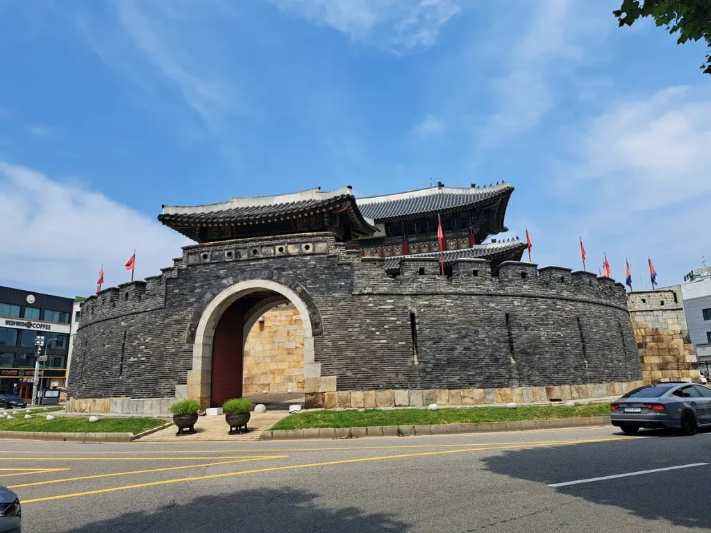 ein Stadttor in Suwon, das als Kreisel umfunktioniert wurde