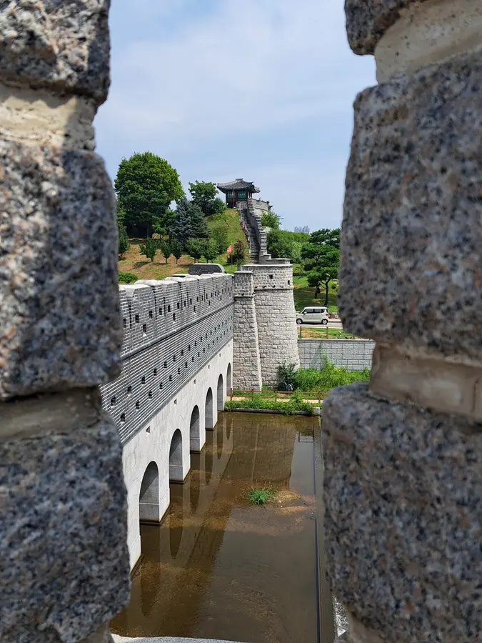 ein Abschnitt der wunderschönen Festungsmauer in Suwon