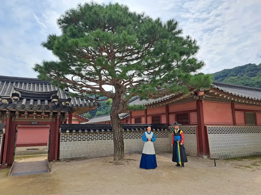der Eingang vom Hwaseong Haenggung, einem restaurierten Palast mit Figuren, die das Leben im Palast im 18. Jahrhundert zeigen