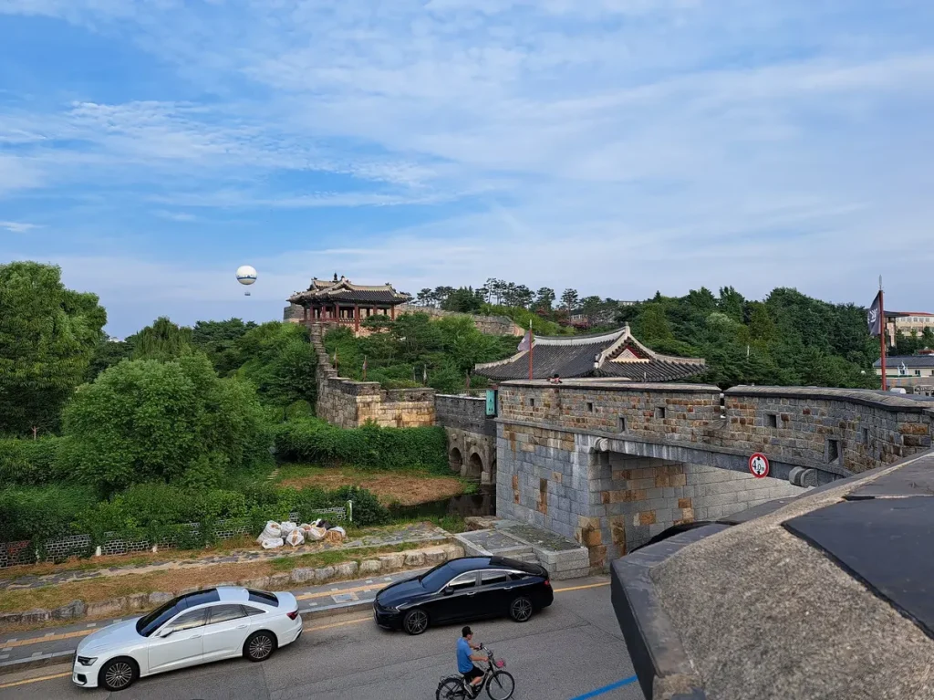 Man kann auch von einem Heissluftballon aus die Festung aus der Höhe betrachten.