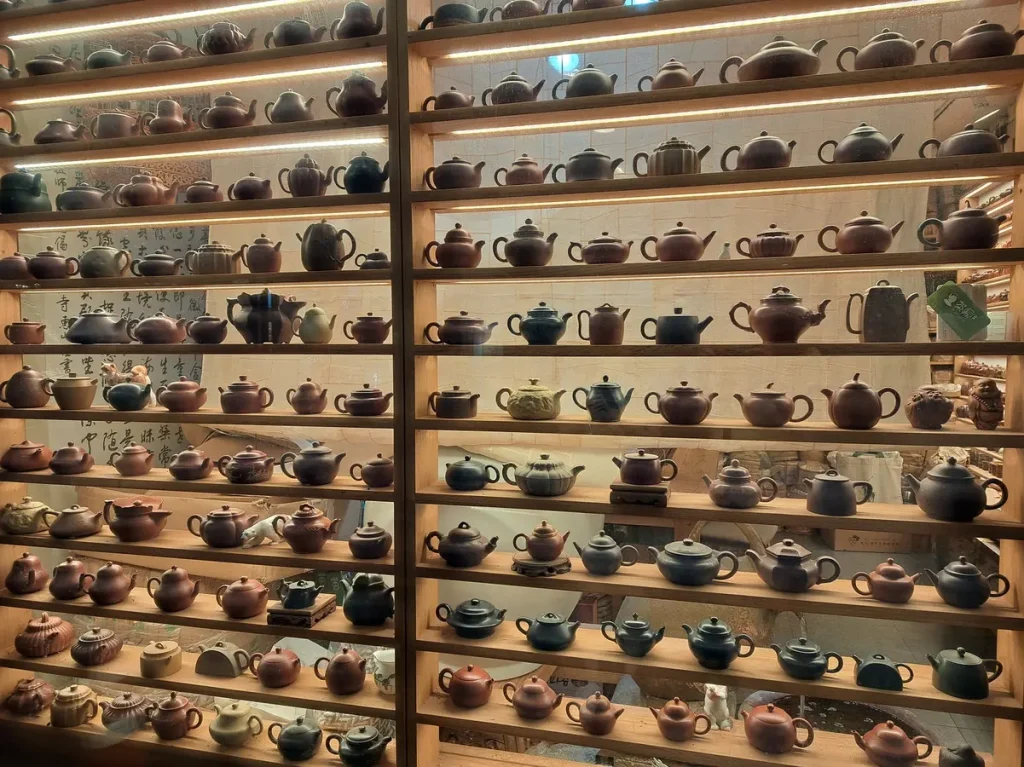 Im Insadong-Viertel werden traditionelle Waren wie Teekrüge, Fächer und handgeschöpftes Hanji-Papier verkauft. Im Bild ein Geschäft, das ausschliesslich Teekrüge verkauft.
