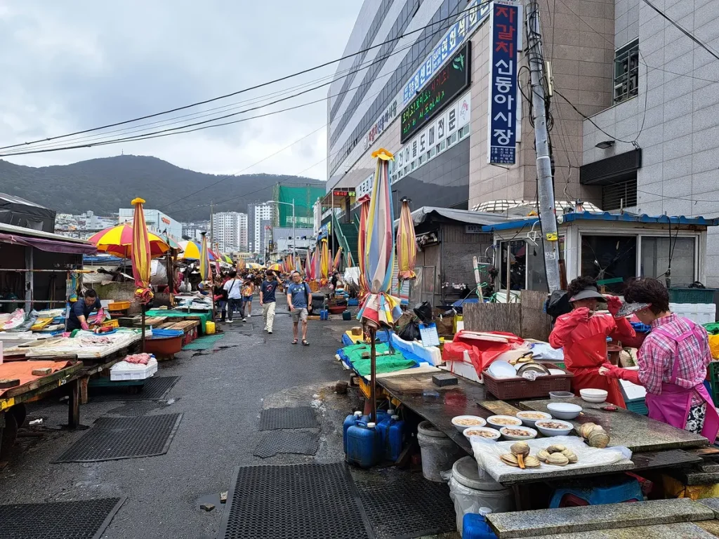 In Busan werden viele Meeresfrüchte und Fische verkauft - die Aussenstände wurden aufgrund des drohenden Unwetters zum Teil bereits abgeräumt.