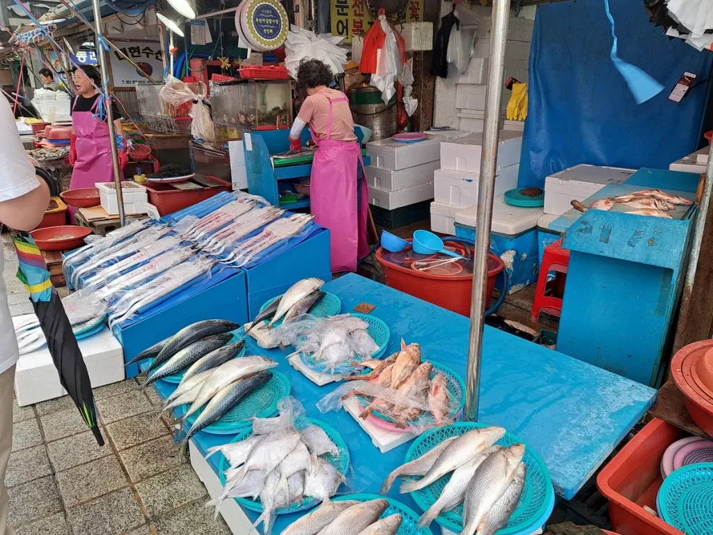 Wer mag, kann sich den Fisch nach dem Kauf gleich in einem der umliegenden Restaurants zubereiten lassen - frischer geht es kaum.