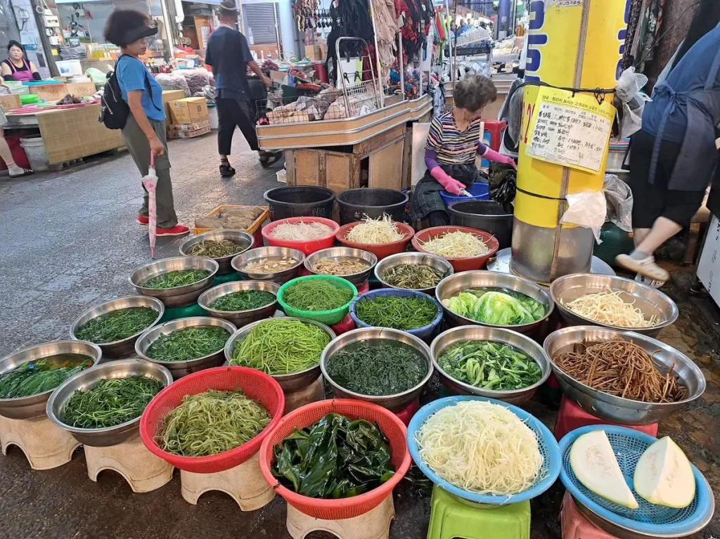 Auf dem Markt findet man alles mögliche - hier ein Stand mit verschiedenem Gemüse und Algen