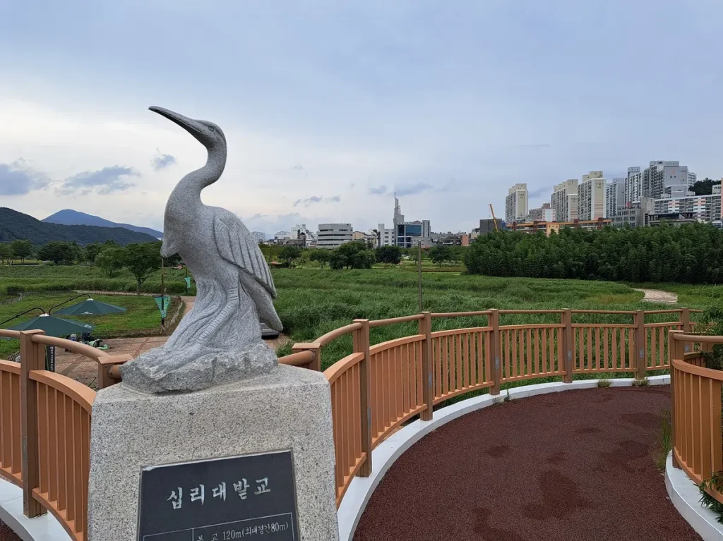 eine Brücke, die zum Taehwagang National Garden in Ulsan führt