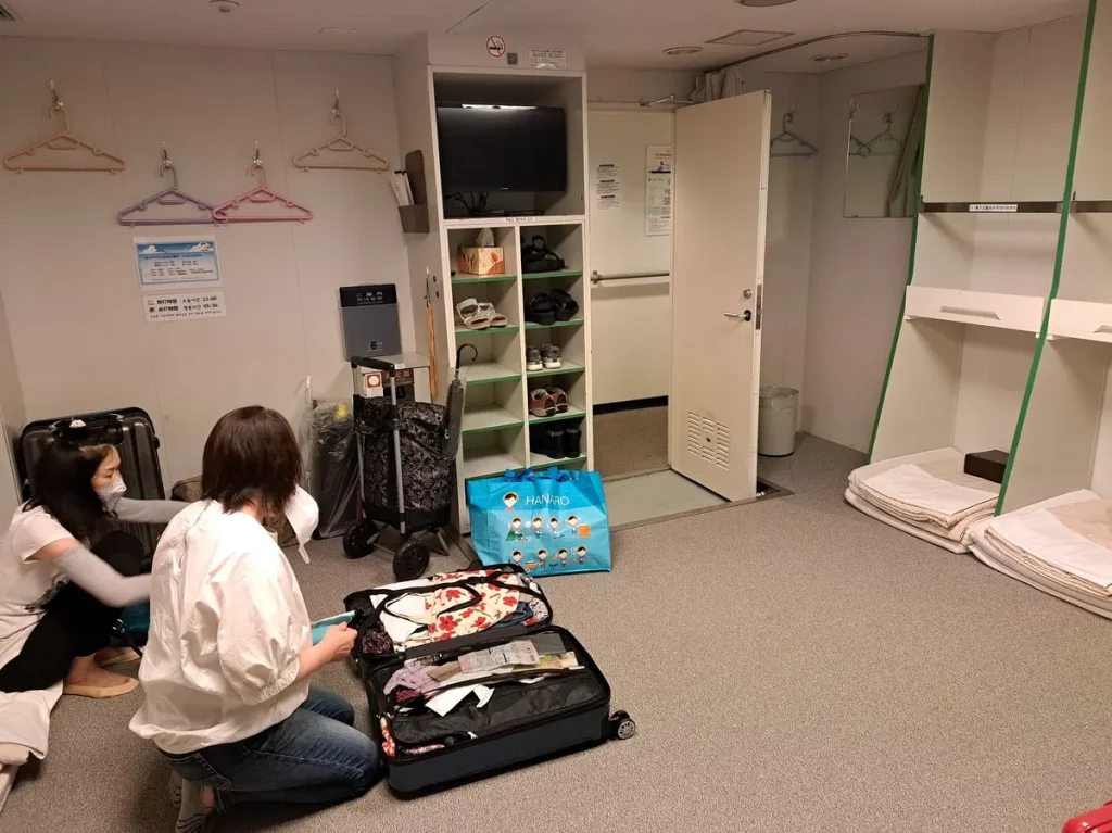 Da wir keine privaten Kabinen gewählt haben, teilen wir uns das Zimmer mit einigen Japanerinnen. Geschlafen wird auf Matrazen am Boden, was relativ bequem ist.