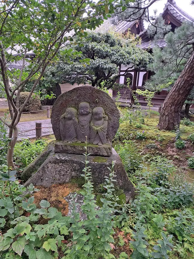 Im Tempel ist die Stimmung ruhig und friedlich.