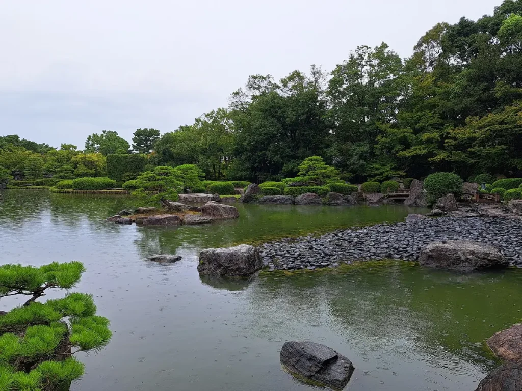 Auch bei Regen sind die japanischen Gärten wunderschön.