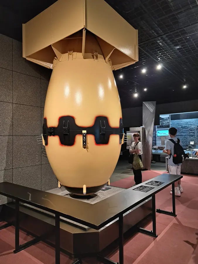 Eine Nachbildung der Atombombe «Fat Man» im Atombombenmuseum Nagasaki