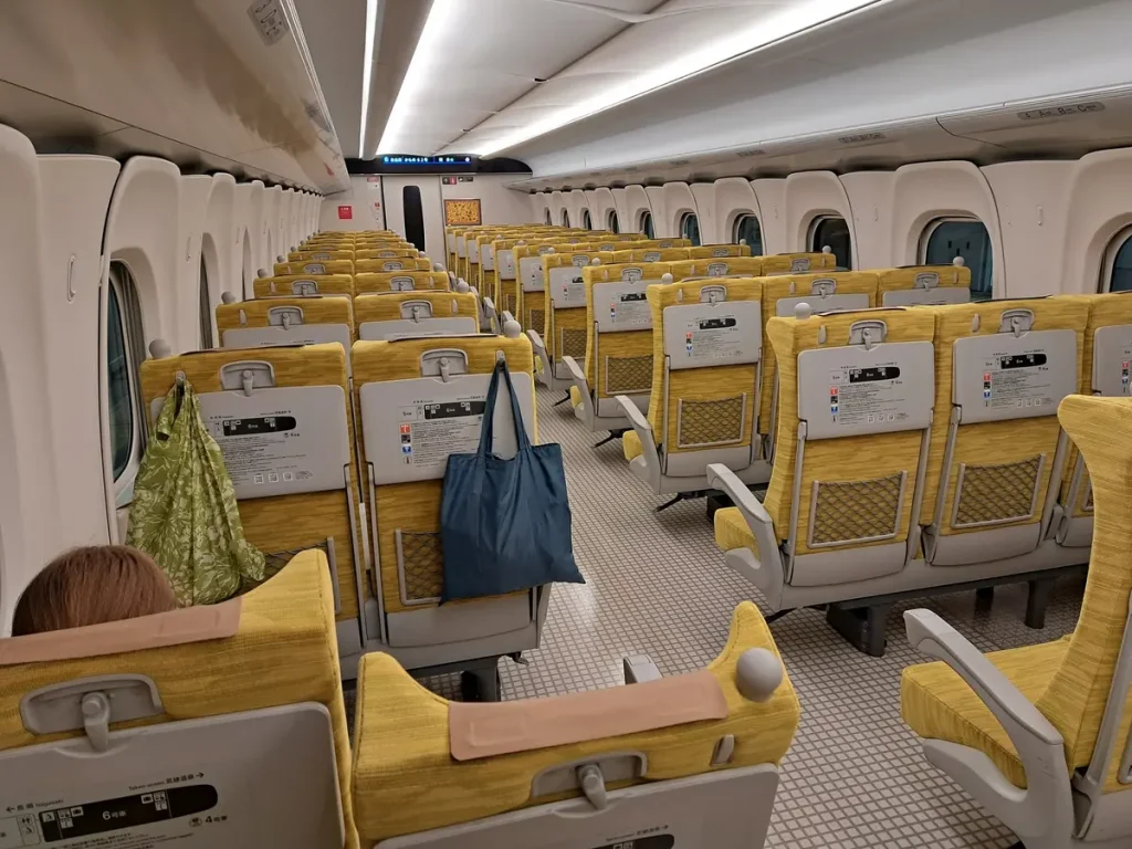 Im Innern eines Shinkansen - sehr sauber und ruhig.