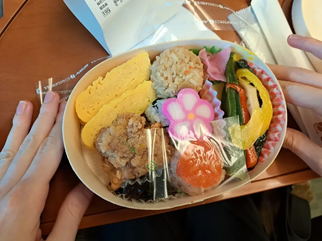 Für längere Zugfahrten kann man sich am Bahnhof eine kunstvoll angerichtete Bentobox kaufen und diese im Zug verzehren.