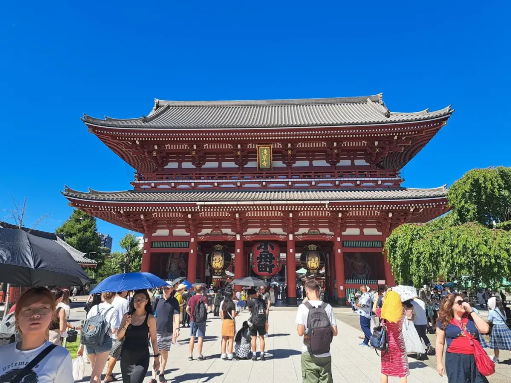 Asakusa zieht Touristen in Strömen an, auch an heissen Tagen.