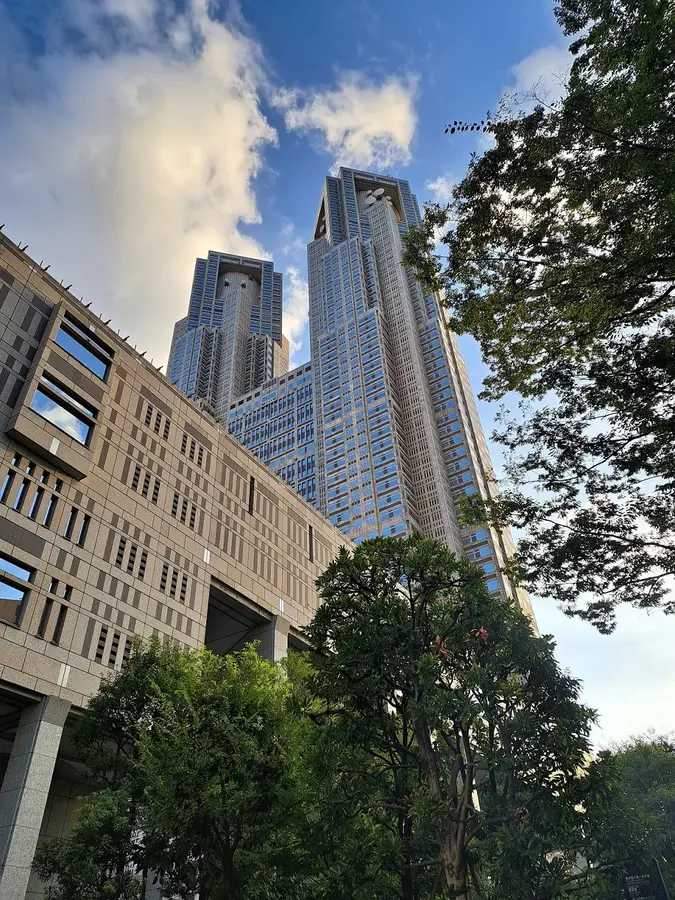 Auch von der Strasse aus ist das Gebäude beeindruckend.