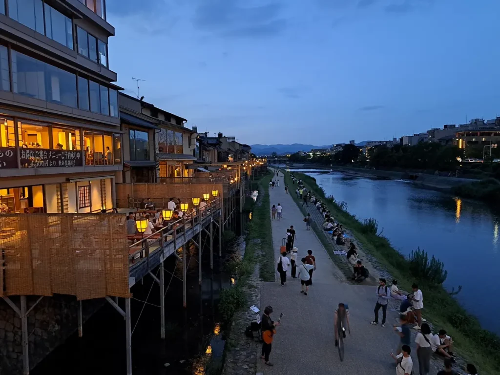 Für mich ein klassisches Bild von Kyoto - von der Brücke über den Kamo-Fluss aus mit den Restaurants am linken Flussufer.
