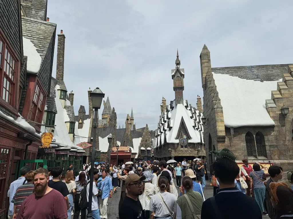 In den Universal Studios Osaka tauchen wir in die Welt von Harry Potter ein.
