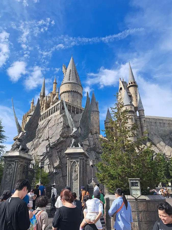Selbst die Miniaturausgabe von Hogwarts ist gewaltig. Im Innern befindet sich eine Achterbahn.
