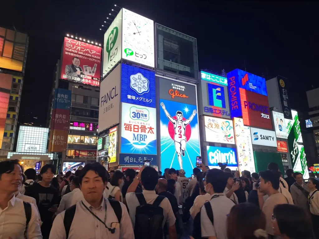 Osaka by night mit dem Glico-Läufer im Hintergrund