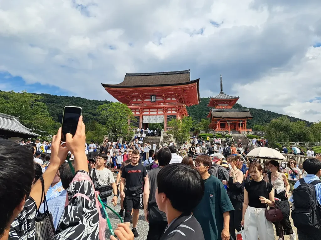 Auf dem Weg zum Kiyomizu-dera Tempel - es hat an diesem Tag unglaublich viele Menschen hier.