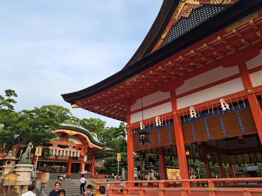 Gegen Abend besuchen wir den Fushimi Inari Taisha.