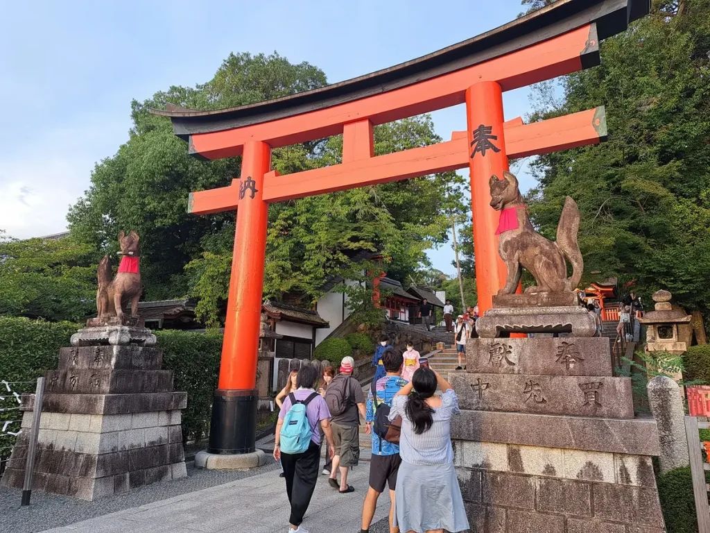 Bereits am Anfang steht ein oranges Torii. Zu beiden Seiten steht eine Fuchsstatue, welche die Göttin Inari verkörpern. Sie ist die Göttin der Fruchtbarkeit, des Reises und der Füchse.