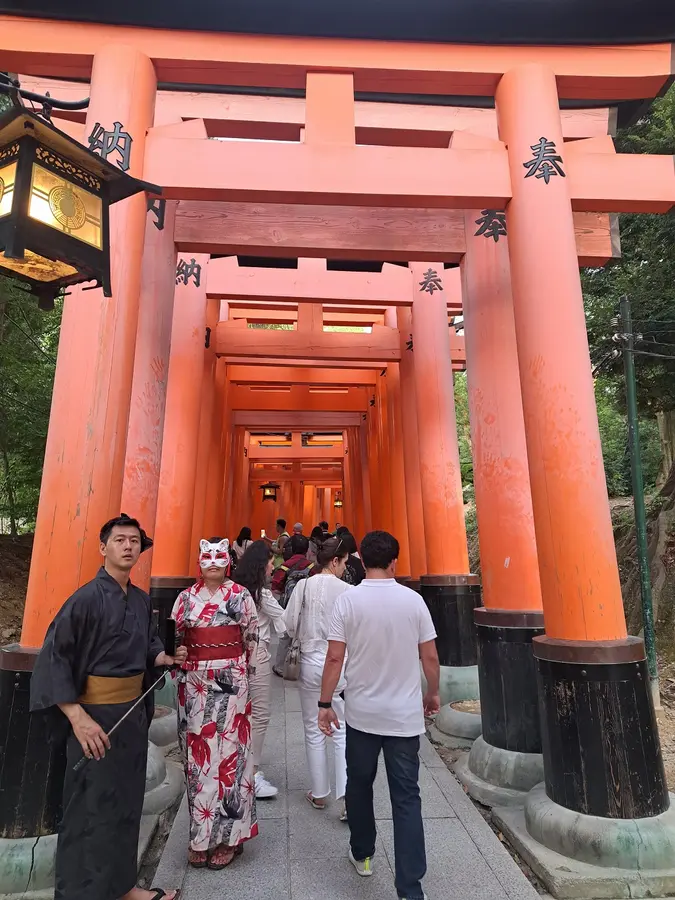 Wir sehen viele Menschen in Yukatas und Kimonos auf dem Weg hinauf.