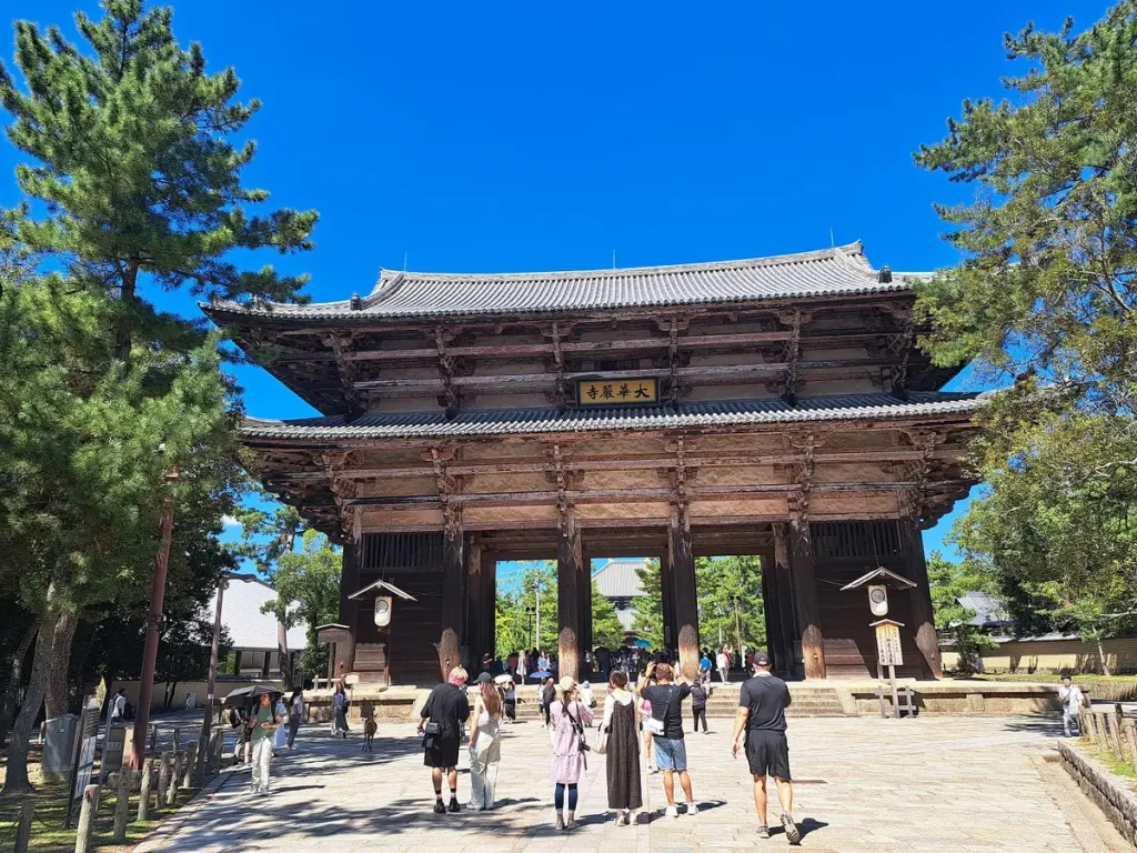 Das beeindruckende Holztor, welches zum buddhistischen Tempel Todai-ji führt.