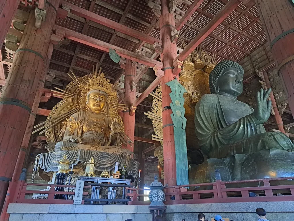 Im Innern befinden sich mehrere, riesige buddhistische Statuen.