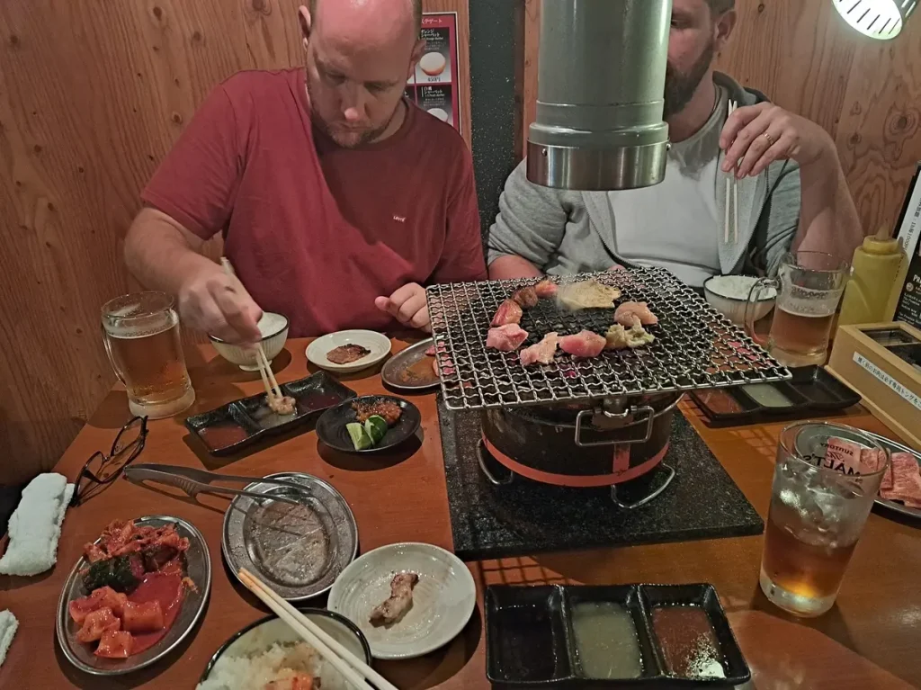Am Abend probieren wir Yakiniku, ein Barbeque auf japanische Art. Das Fleisch und die verschiedenen Beilagen dazu waren allesamt sehr lecker.