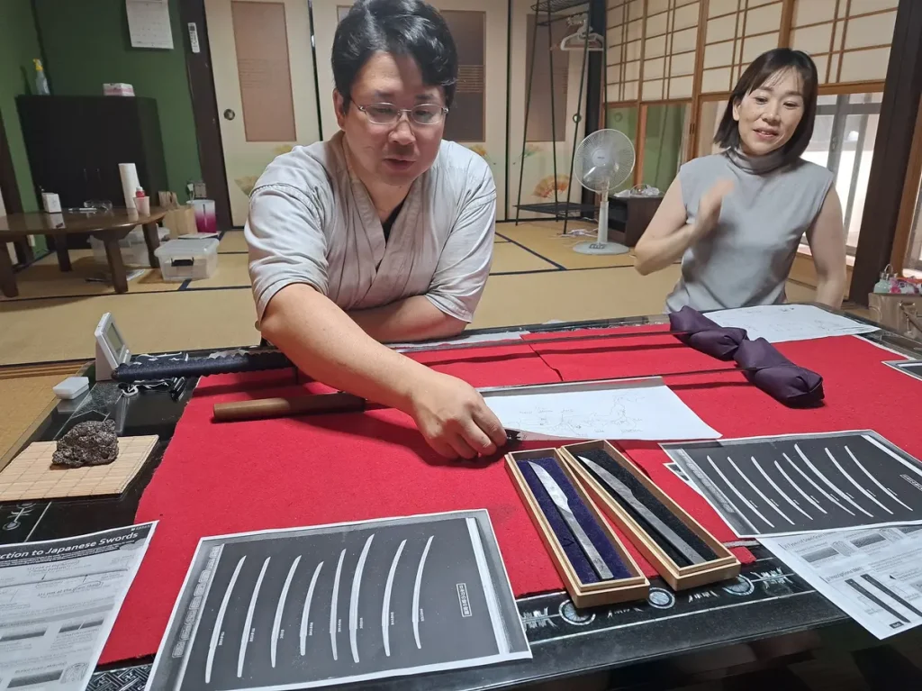 Zusammen mit der Übersetzerin erklärt uns Masahiro die verschiedenen Formen und Typen der Schwertklingen.