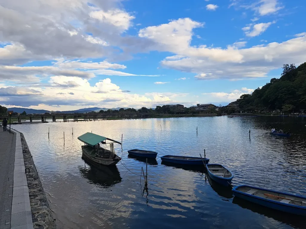 Ich liebe es, in Arashiyama dem Fluss entlang zu laufen.
