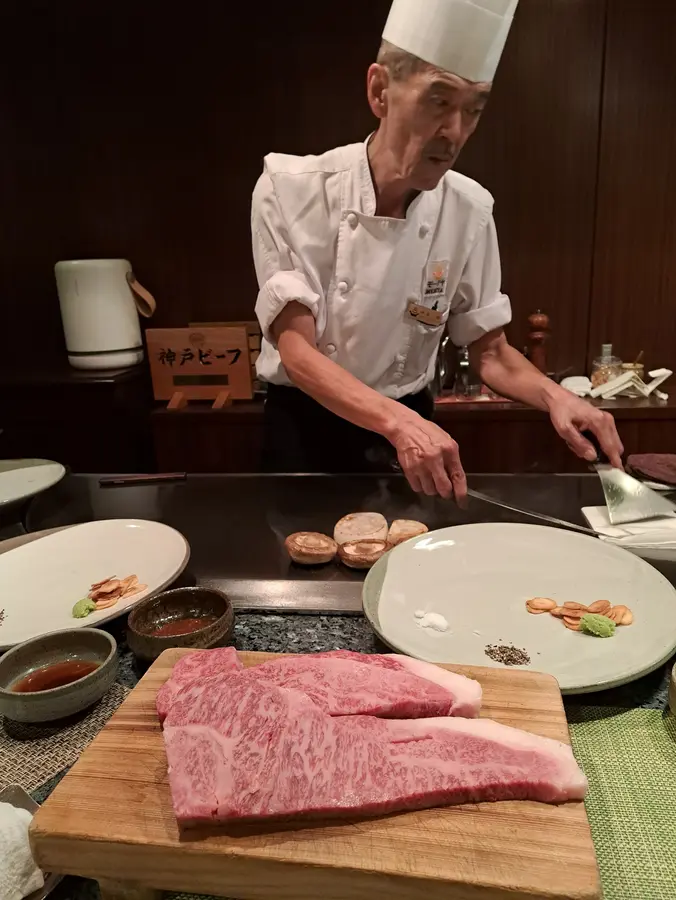 Unser Ziel für diesen Stopp ist aber, das weltberühmte Kobe-Beef zu probieren. Wir besuchen dazu ein Teppanyaki-Restaurant.