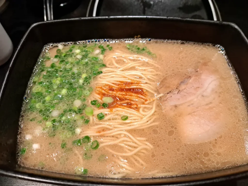 Bei einem Besuch in Fukuoka gehört ein Abstecher in ein Restaurant der berühmten Kette Ichiran Ramen dazu - sehr lecker! Ichiran Ramen unterscheidet sich deutlich von den meisten anderen Ramen-Restaurants durch das Angebot eines sogenannten «Solo-Dining»-Erlebnisses.