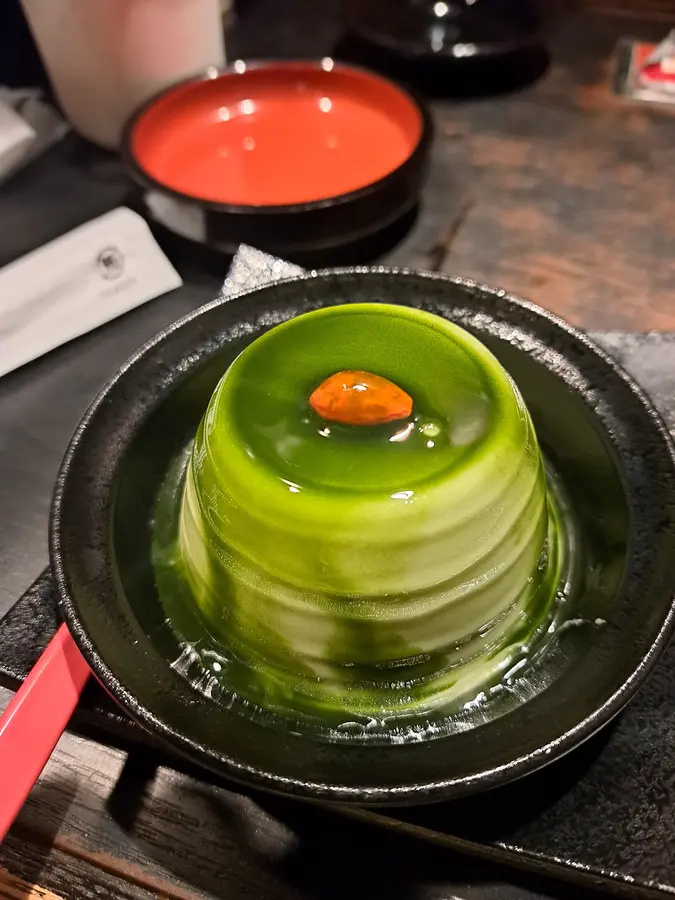 Auch das Dessert, ein Mandeltofu-Pudding mit Matcha-Sauce ist sehr empfehlenswert.