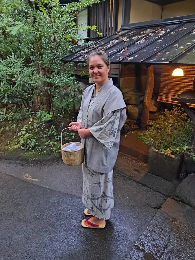 Im Yukata mache ich mich auf den Weg zum Onsen.