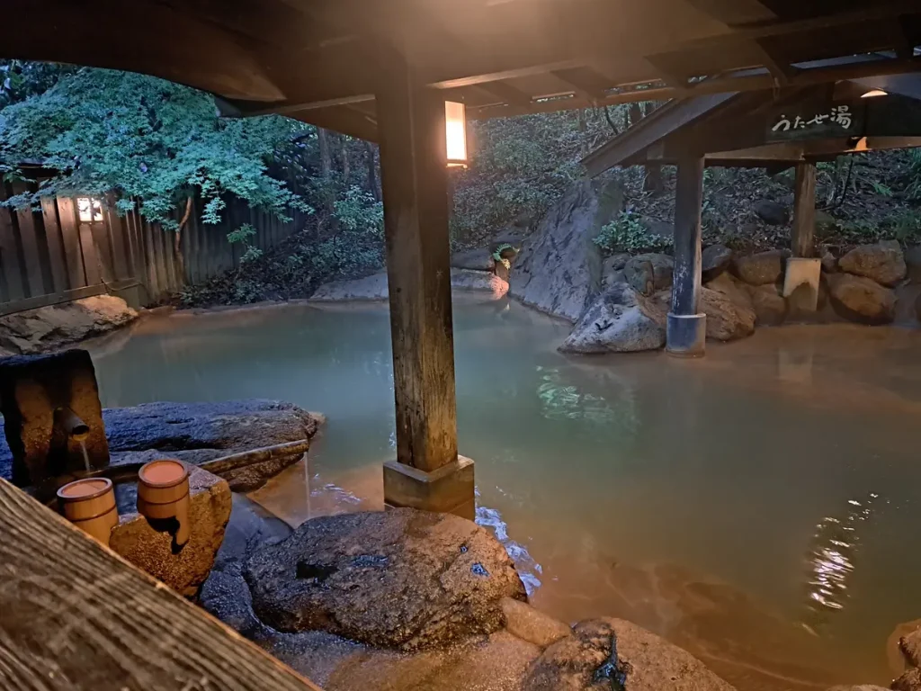 Das Frauenbad ist sehr schön gestaltet und ich tauche ganz allein in das heisse Wasser ein.