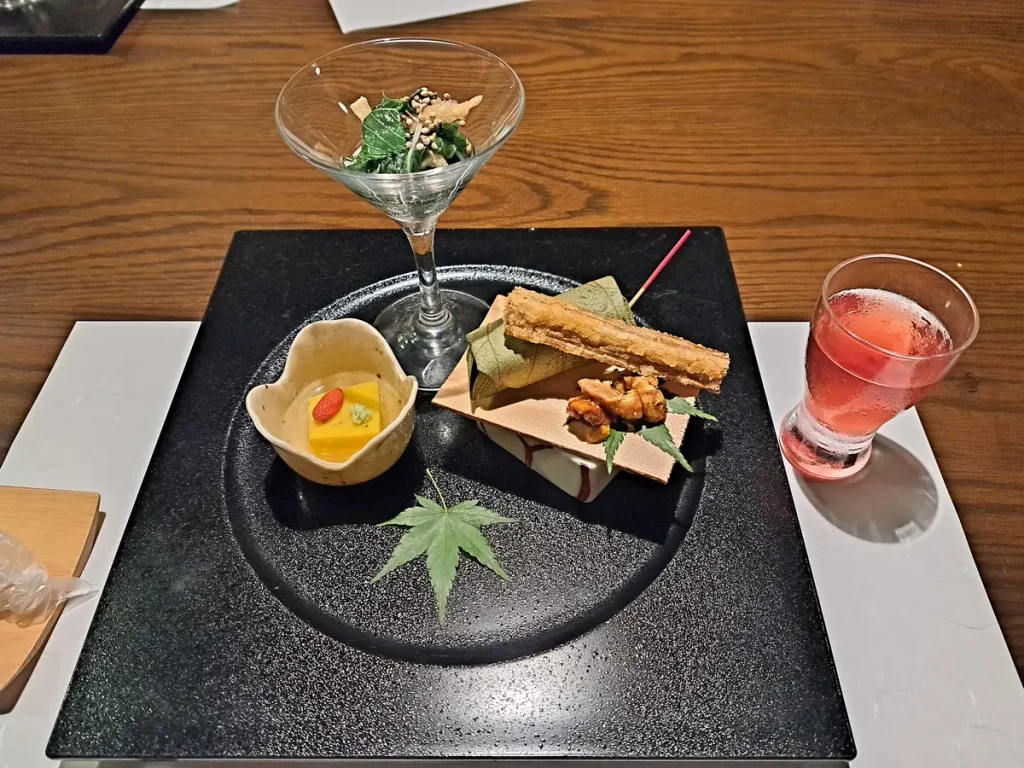 Nach dem heissen Bad werden wir mit Delikatessen aus lokalen und saisonalen Zutaten verwöhnt.