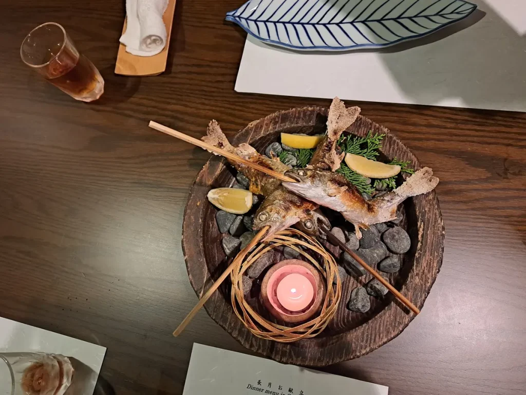 Der gebratene Fisch ist sehr schmackhaft.