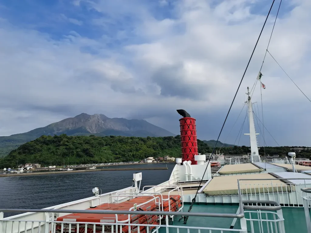 Mit der Fähre geht es zum Vulkan Sakurajima bei Kagoshima.
