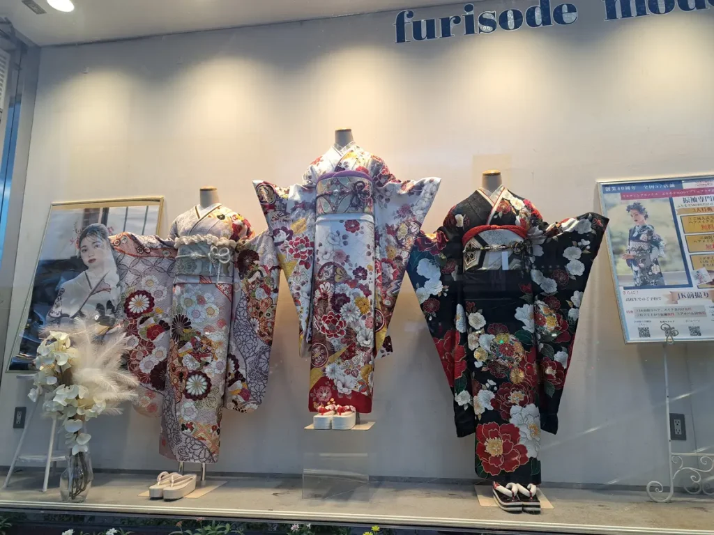 Die Schaufenster in Japan sind meist sehr kunstvoll eingerichtet.