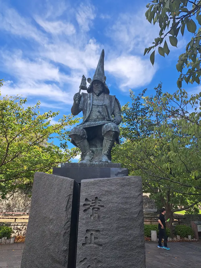 Vor dem Schloss Kumamoto findet man die Statue des Erbauers, Kato Kiyomasa.