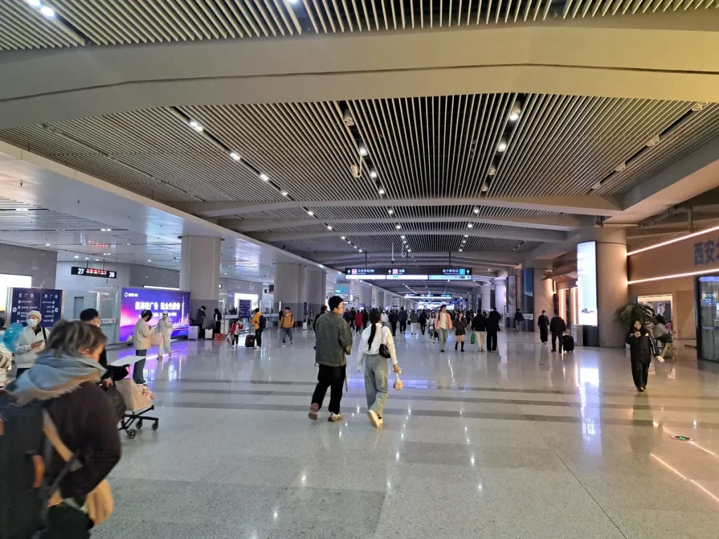 die Ankunftshalle im Bahnhof von Xi'an
