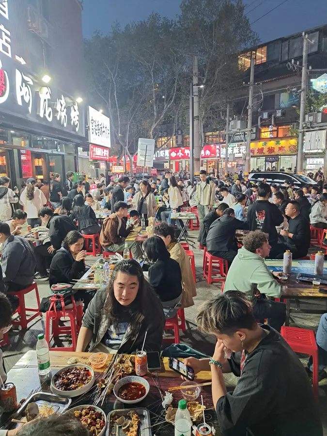 abends sitzen alle in BBQ-Restaurants im Freien