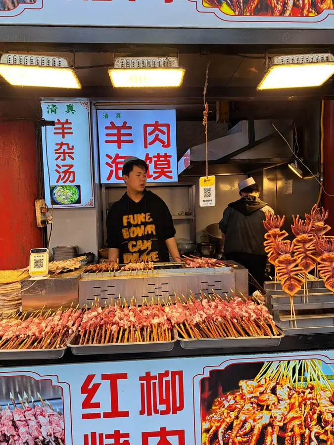 Streetfood Stand mit Fleischspiessen