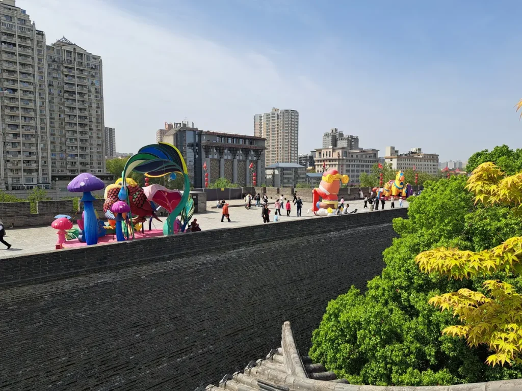 die Stadtmauer von Xi'an - man kann darauf spazieren und sogar Velo fahren