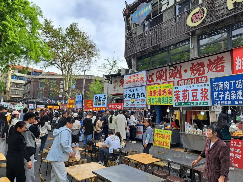 zu Frühstück werden etliche mobile Streetfood-Stände auf den Platz gefahren