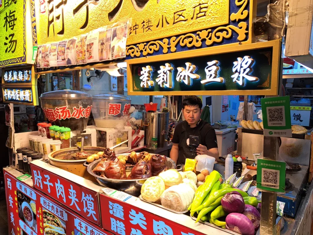 eine weitere Spezialität von Xi'an - die «chinesischen Burger» Roujiamo