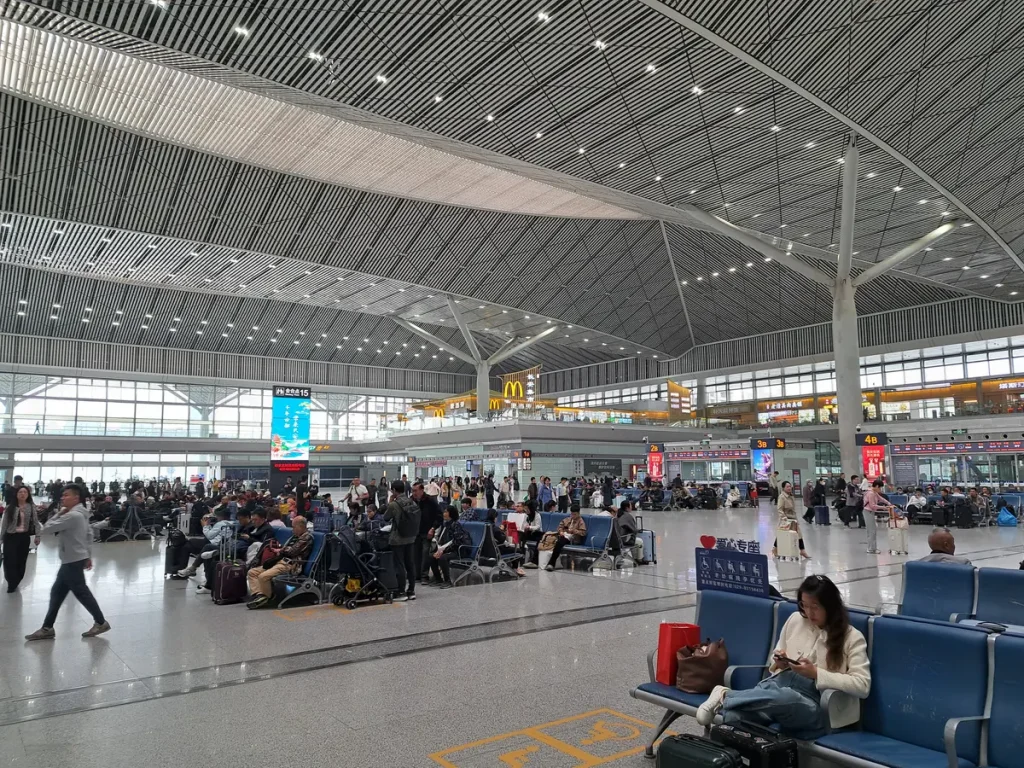 die Bahnhofshallen in China sind meist gigantisch