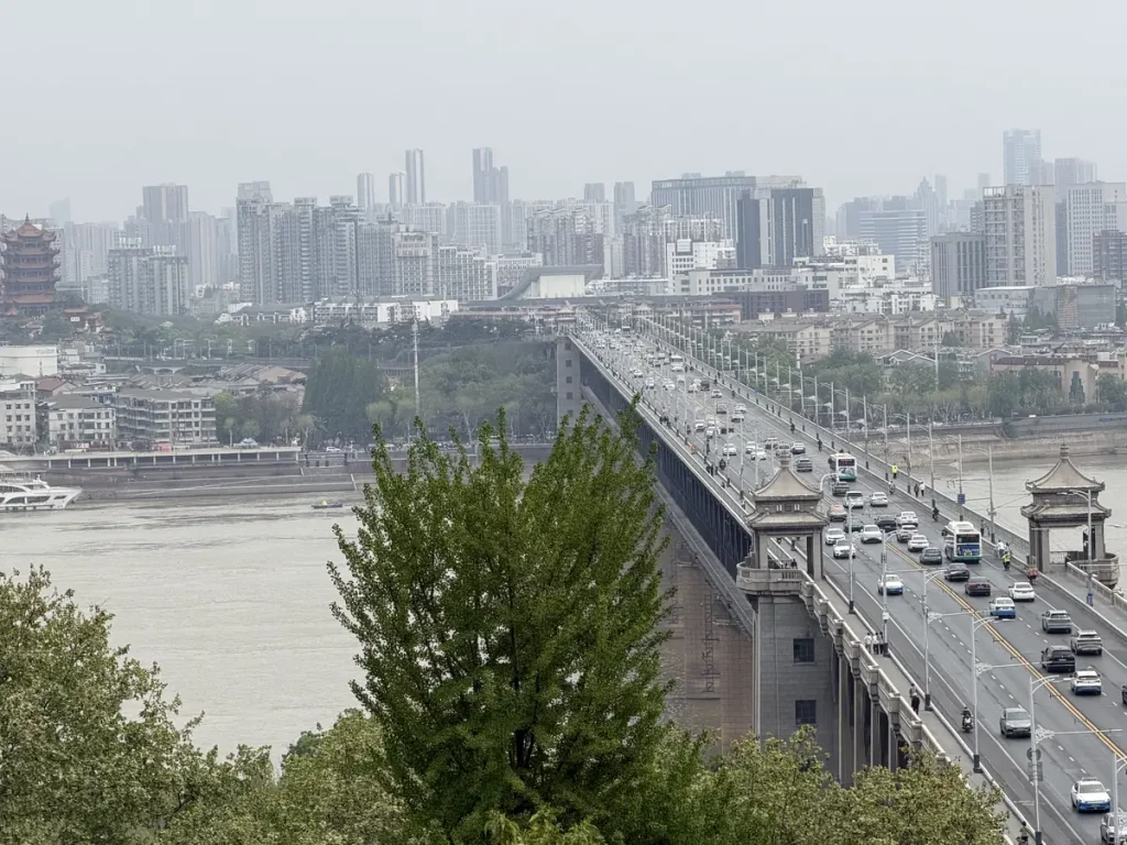 die Brücke führt über den Yangtse River, den längsten Fluss von China