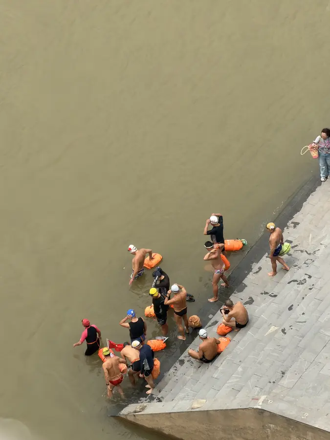 eine Gruppe Schwimmer bereitet sich vor