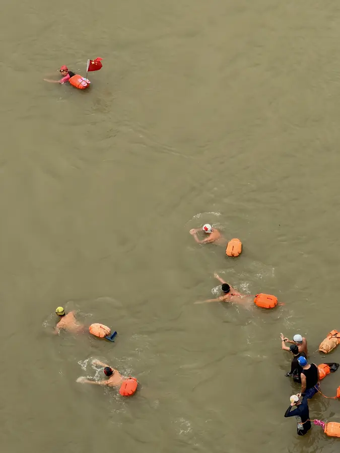 und schwimmt schliesslich los